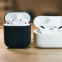 白いAirPods Proと濃紺ケースの従来型AirPodsを並べて比較の写真