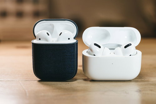 白いAirPods Proと濃紺ケースの従来型AirPodsを並べて比較