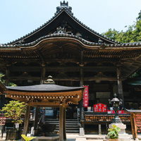 日本で最初の厄除け霊場と言われる奈良の岡寺の本堂の写真