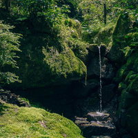 岩打つ一筋の流れの写真