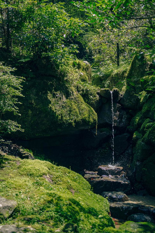 岩打つ一筋の流れ