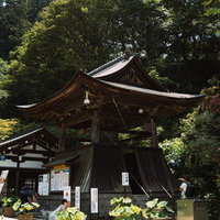 厄除鐘として参拝者が自由に撞くことができる岡寺の鐘楼堂の写真
