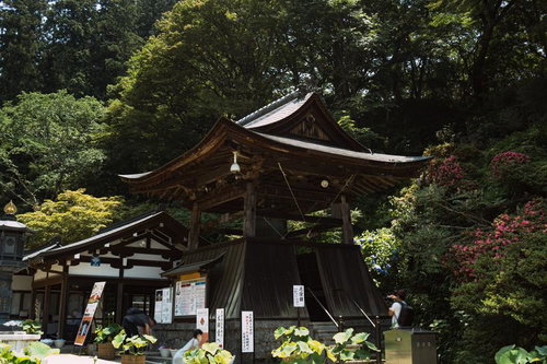 厄除鐘として参拝者が自由に撞くことができる岡寺の鐘楼堂