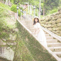 東善寺の切通し階段を上る女性、苔むした石垣に囲まれた秘境ポトレの写真