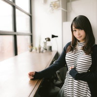 ごめん、待たせちゃった・・・カフェで待ち合わせの写真