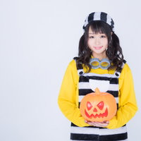 ハロウィンパンプキンを持参した仮装女子の笑顔の写真