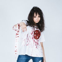 心臓Tシャツを着て本格ハロウィン仮装をする女性の写真