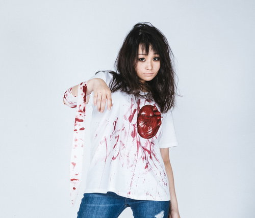 心臓Tシャツを着て本格ハロウィン仮装をする女性