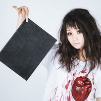 名前を書いたら心臓発作で死ぬノートを掲げるゾンビ女性の写真