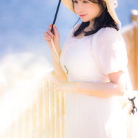 海ほたるの西展望デッキで日傘を差し麦わら帽子をかぶる女性の写真
