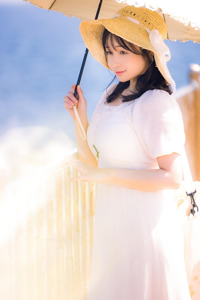 海ほたるの西展望デッキで麦わら帽子と日傘を持つ女性［モデル：茜さや］