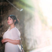 燈籠坂大師の切通しトンネルから差し込む光を浴びる観光女性の写真