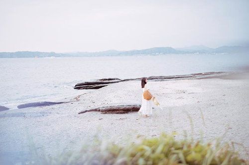 隠岐の島の浜辺を散策する女性