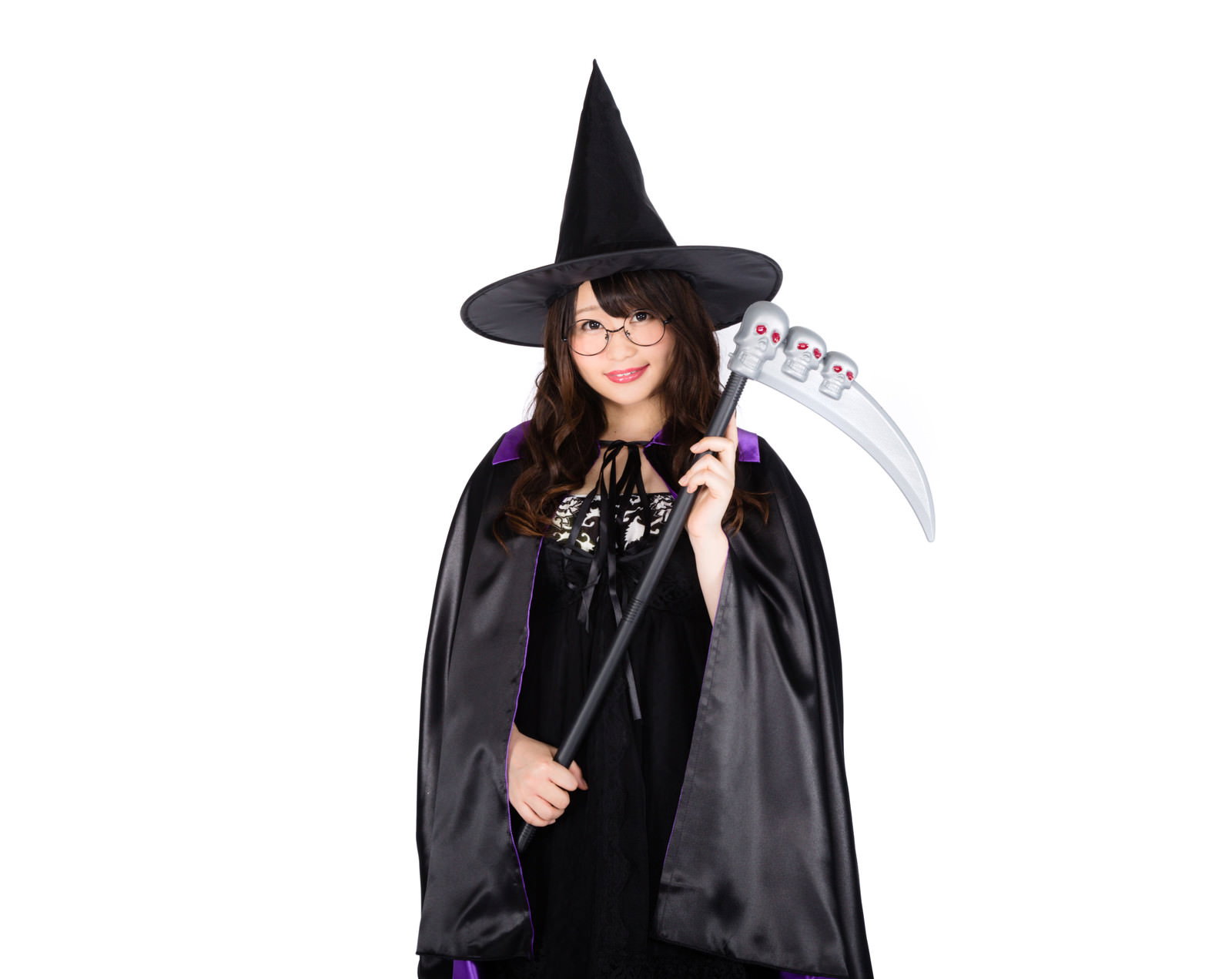 魔女帽と眼鏡の女性が大きな鎌を肩に担ぐハロウィンコスプレ［モデル：茜さや］