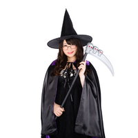 ヴィレバンのハロウィングッズを着こなす魔女コスプレ女性の写真