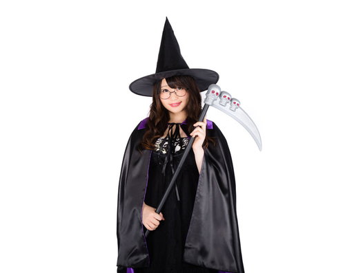 ヴィレバンのハロウィングッズを着こなす魔女コスプレ女性