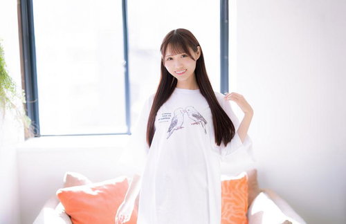 白いTシャツに鳥のイラストプリントをした微笑む女性