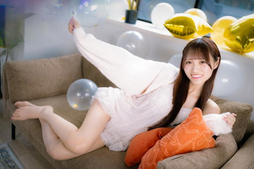 ハピハピハッピーで気分上々、ソファーでくつろぐ女性