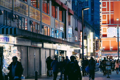 夜の秋葉原駅前を行き交う通行人と繁華街の風景