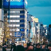 秋葉原で横断歩道を渡る通行人と街並みの写真