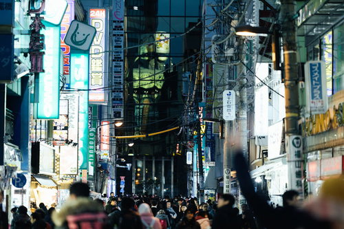 電気街に溢れる通行人の秋葉原の路地裏夜景