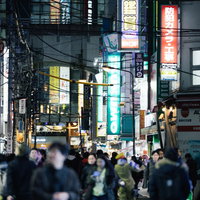 メイドのキャッチが盛んな秋葉原の路地裏と人混みの写真