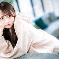 頬杖をついて迷う女子高生の写真