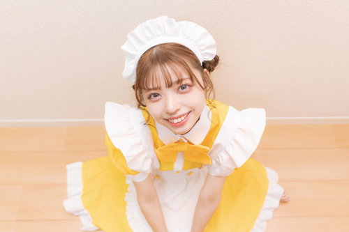 黄色いメイド服で上を見上げる微笑むメイドさん