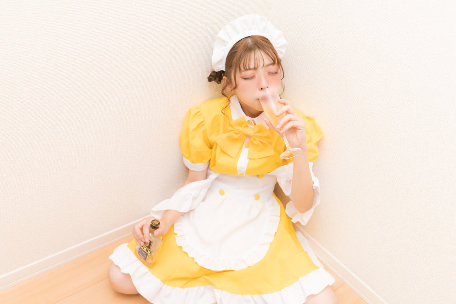 黄色いメイド服でウィスキーとシャンパンを持つ女性［モデル：高尾実生］