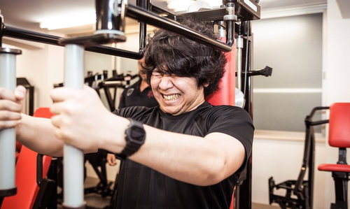 バタフライマシンで大胸筋の肥大を狙う男性