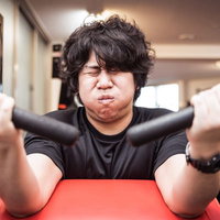 スポーツジムでアームカール中のキス顔でトレーニングの写真