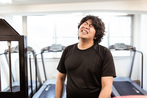 「も、もう限界です...」と弱音を吐く肥満気味の男性