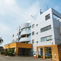 徳之島天城町役場の白いモダン建築の写真