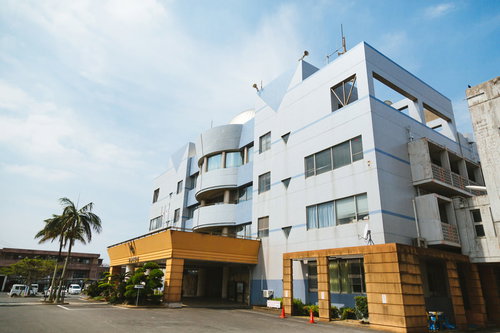 徳之島天城町役場の白いモダン建築