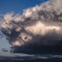 海上に発達する雨雲と積乱雲の端と空の風景の写真