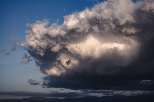 海上に発達する雨雲と積乱雲の端と空の風景