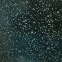 窓ガラスに残る大小の水滴の写真