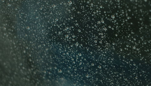 窓ガラスに残る大小の水滴