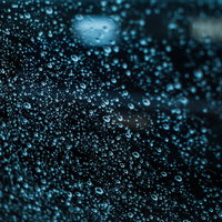 撥水コートをしない窓ガラスに付着した雨粒としずくの写真