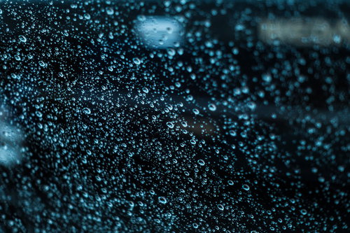 撥水コートをしない窓ガラスに付着した雨粒としずく