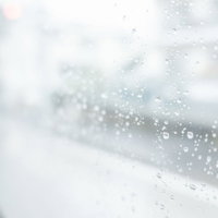 週末はいつも雨の日、窓ガラスに付く雨粒と水滴の写真
