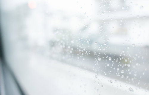 週末はいつも雨の日、窓ガラスに付く雨粒と水滴