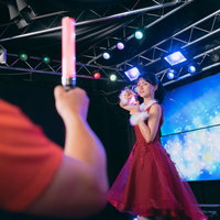 アイドルから目線をもらうペンライトを持ったファンの熱狂の写真