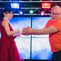 「フシュー・・フシュー」と興奮しながらアイドルと握手に挑むファンの男性の写真