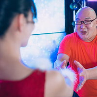 アイドルとの握手会で喜びを隠せない男性ファンの写真