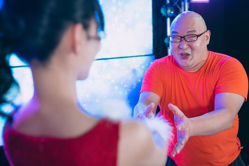 アイドルとの握手会で喜びを隠せない男性ファン