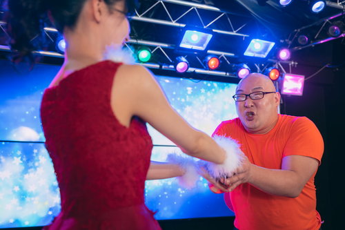 念願叶い推しのアイドルと握手するファンの感動の瞬間