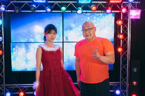 アイドルとツーショットでチェキタイム