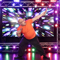 ステージ上でペンライトを持ちながらヲタ芸を披露する男性の写真