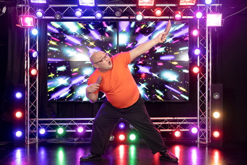 ステージ上でペンライトを持ちながらヲタ芸を披露する男性